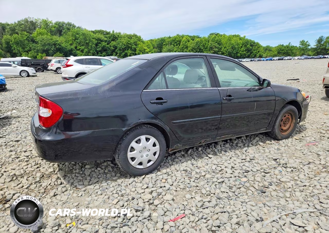 2004 Toyota Camry Le VIN:JTDBE32K140261377 - 3