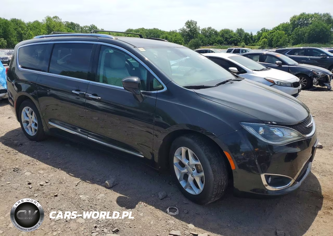 2017 Chrysler Pacifica Touring L Plus VIN:2C4RC1EG3HR628274 - 4