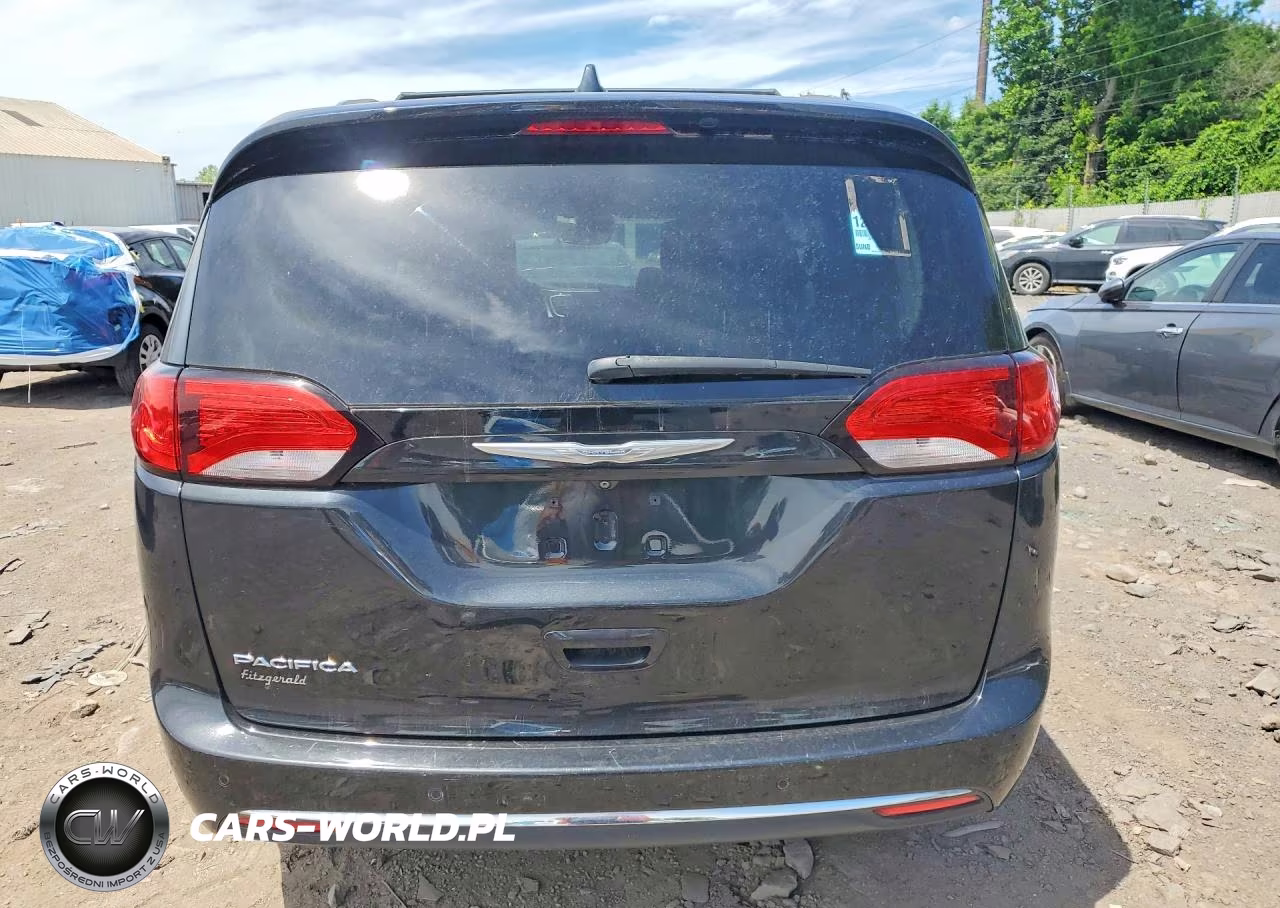 2017 Chrysler Pacifica Touring L Plus VIN:2C4RC1EG3HR628274 - 6