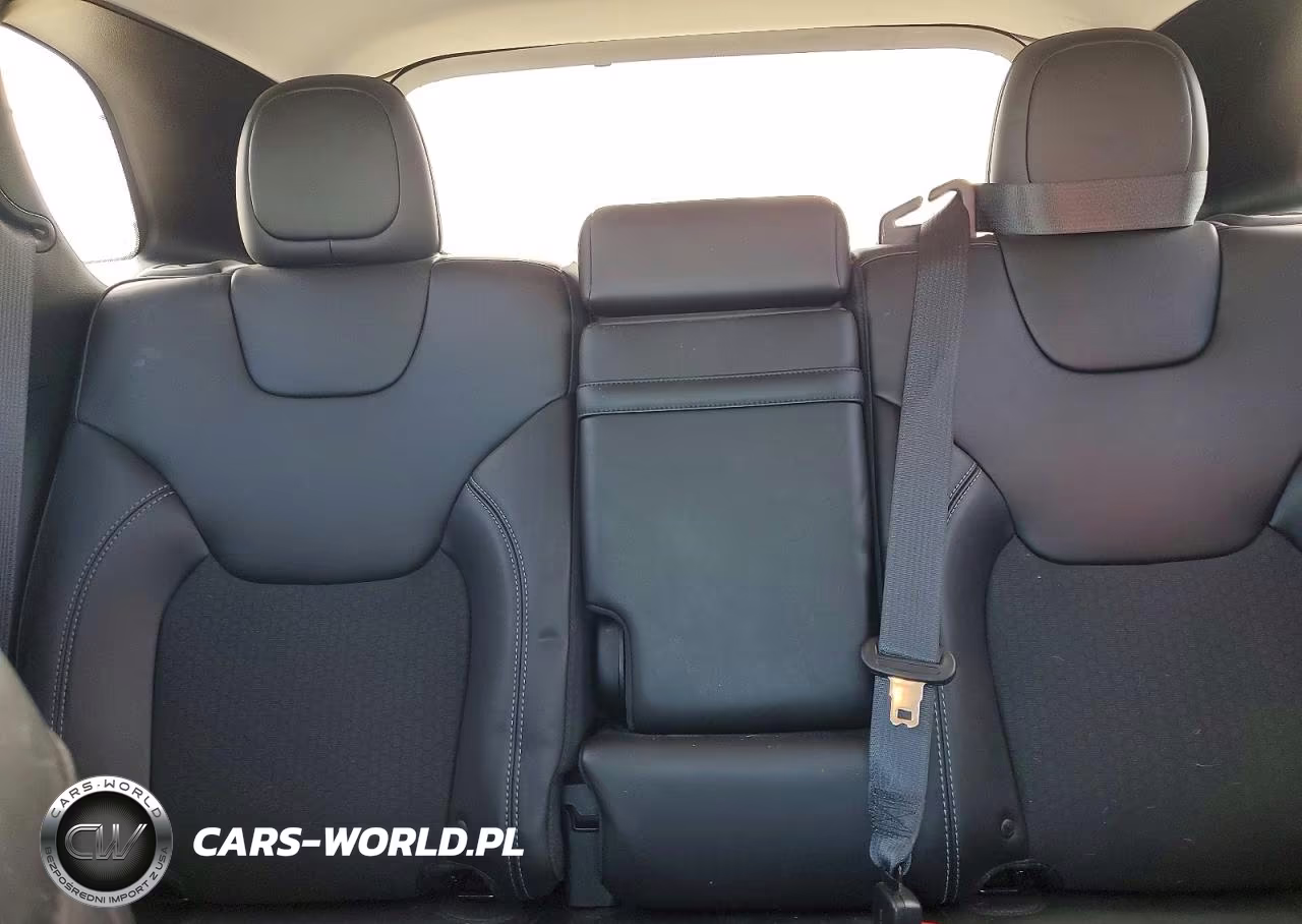 2019 Jeep Cherokee Latitude Plus VIN:1C4PJLLB2KD284804 - 10