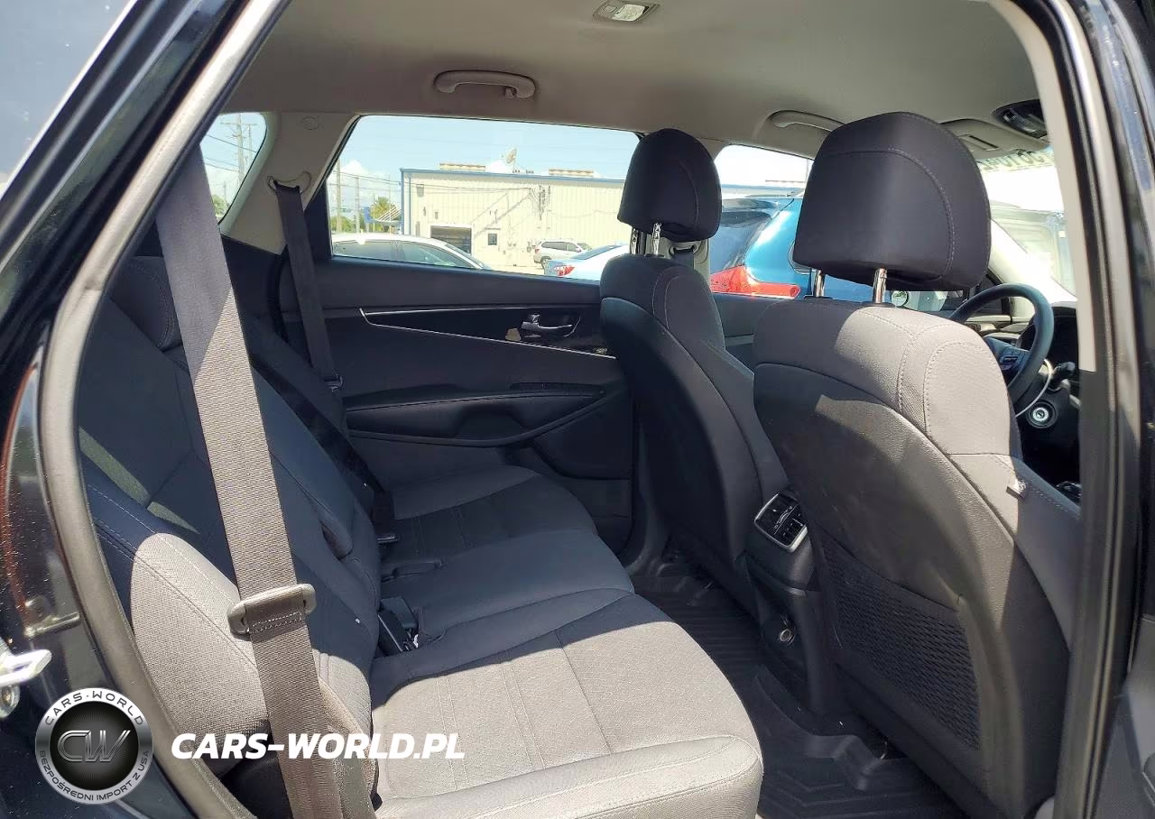 2017 Kia Sorento L VIN:5XYPG4A32HG324020 - 11