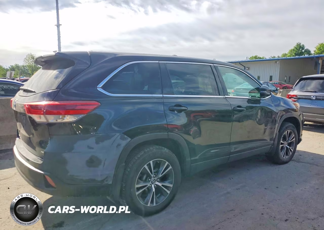 2019 Toyota Highlander Le VIN:5TDBZRFH4KS736312 - 3