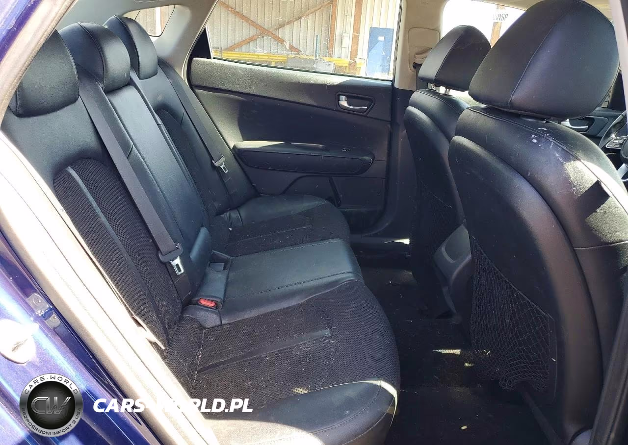 2019 Kia Optima S VIN:5XXGT4L36KG319276 - 10