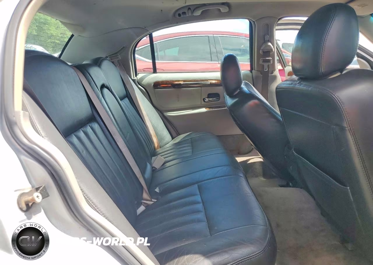 2001 Lincoln Town Car Signature VIN:1LNHM82WX1Y728687 - 10