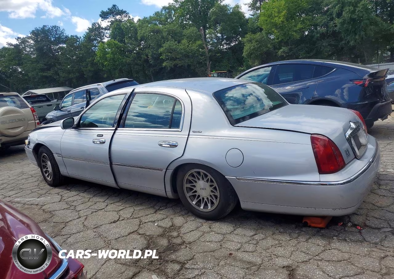 2001 Lincoln Town Car Signature VIN:1LNHM82WX1Y728687 - 2