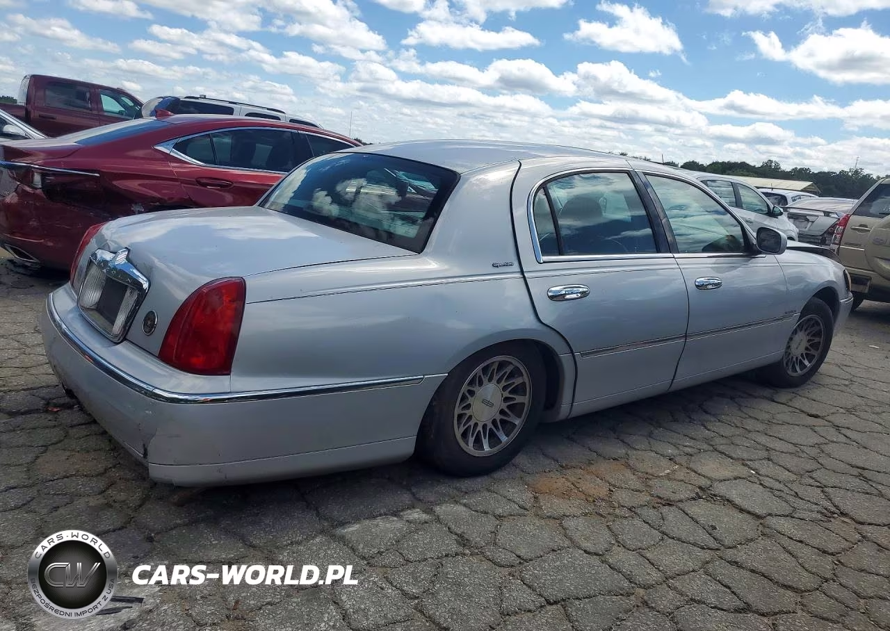 2001 Lincoln Town Car Signature VIN:1LNHM82WX1Y728687 - 3
