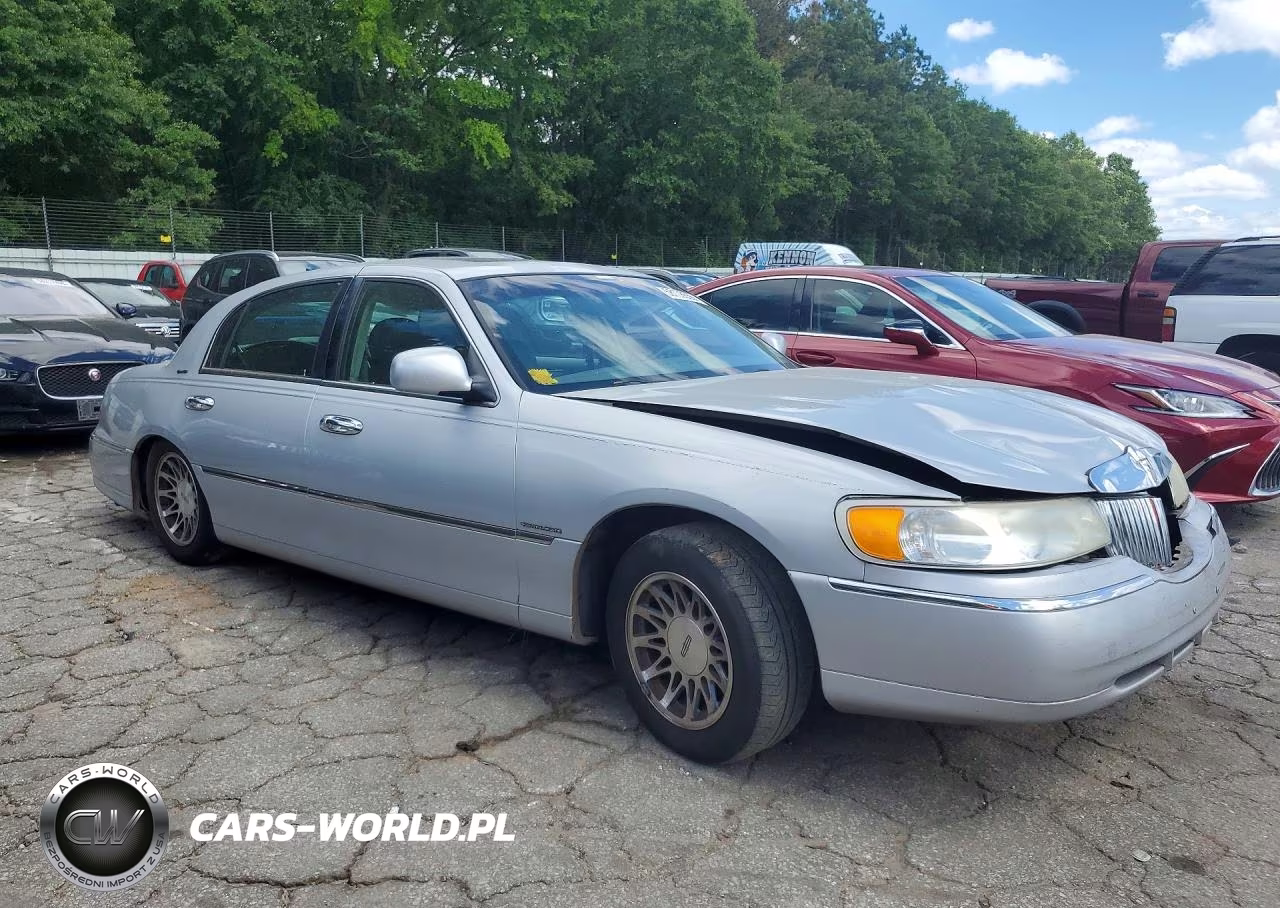 2001 Lincoln Town Car Signature VIN:1LNHM82WX1Y728687 - 4
