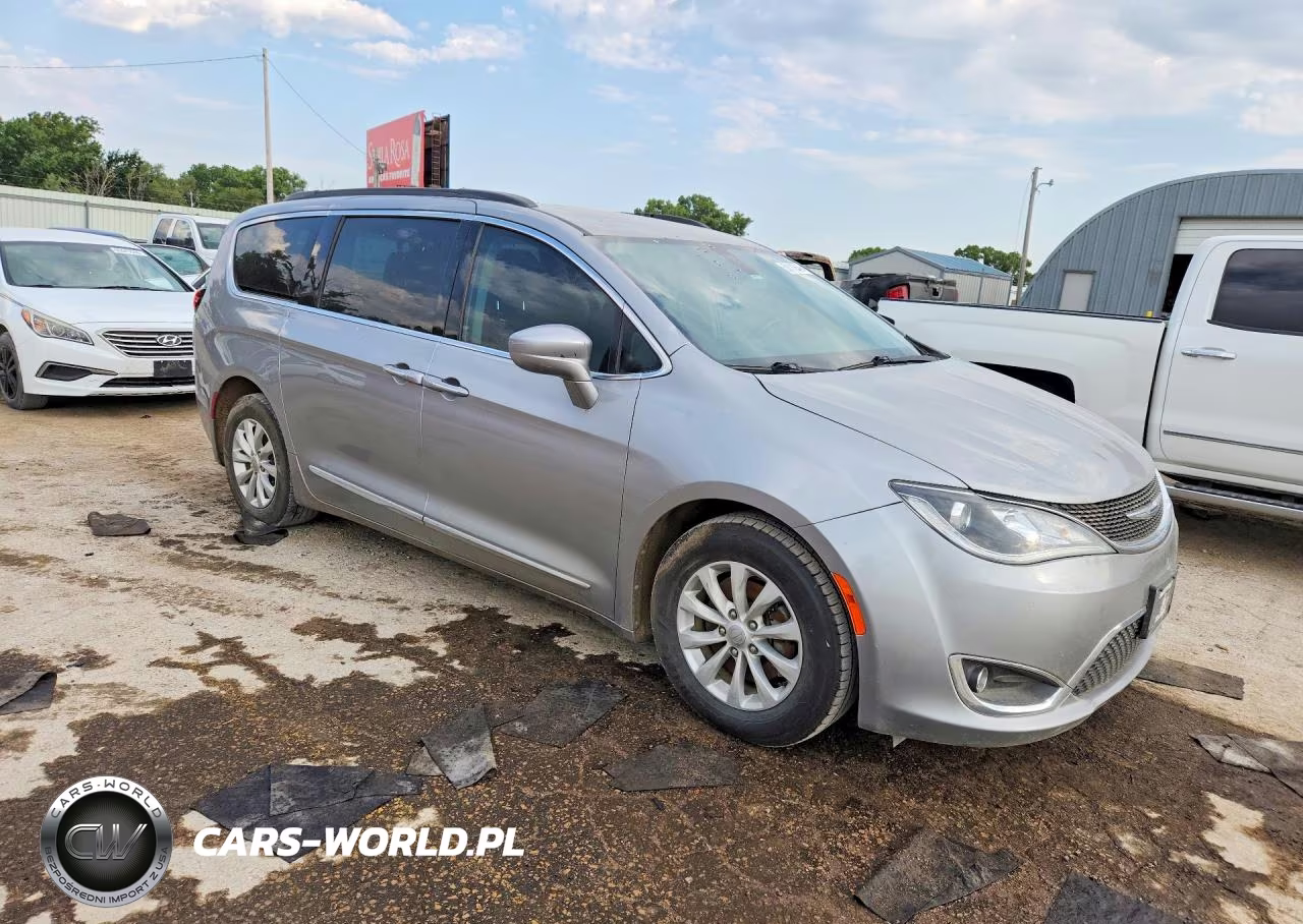 2017 Chrysler Pacifica Touring L VIN:2C4RC1BG3HR747494 - 4