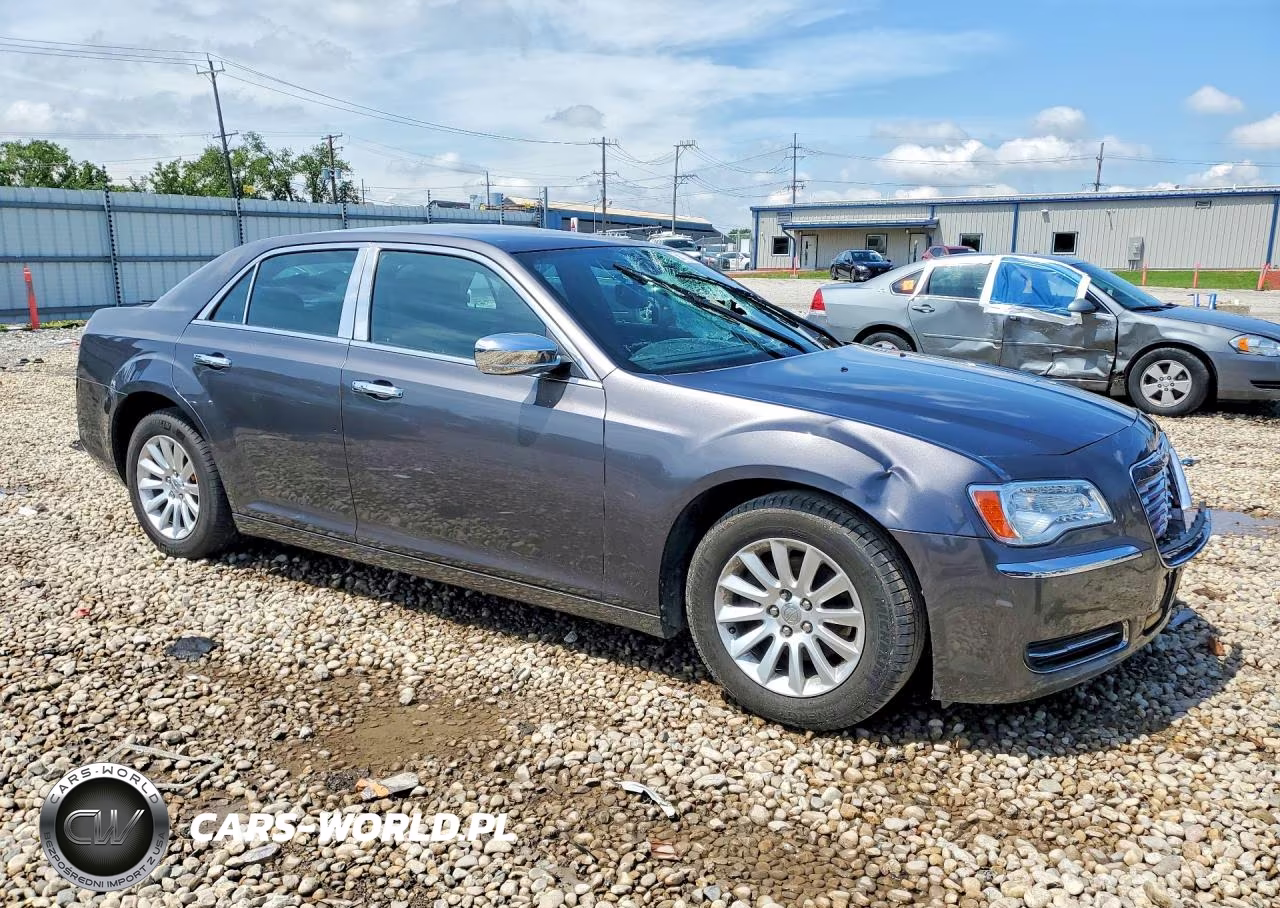 2013 Chrysler 300 VIN:2C3CCAAG0DH732172 - 4