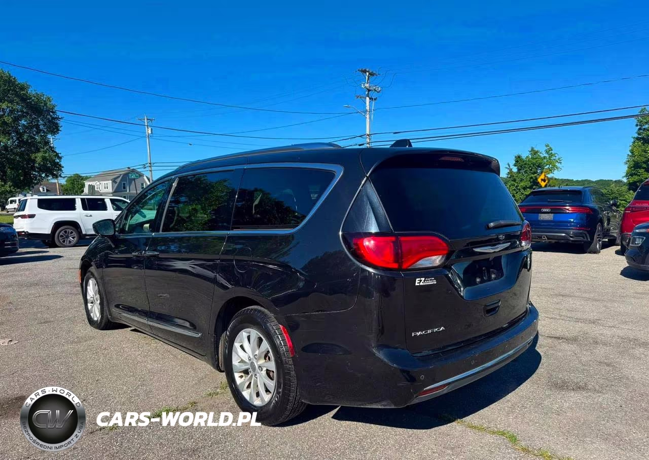 2019 Chrysler Pacifica Touring L VIN:2C4RC1BG0KR555280 - 3