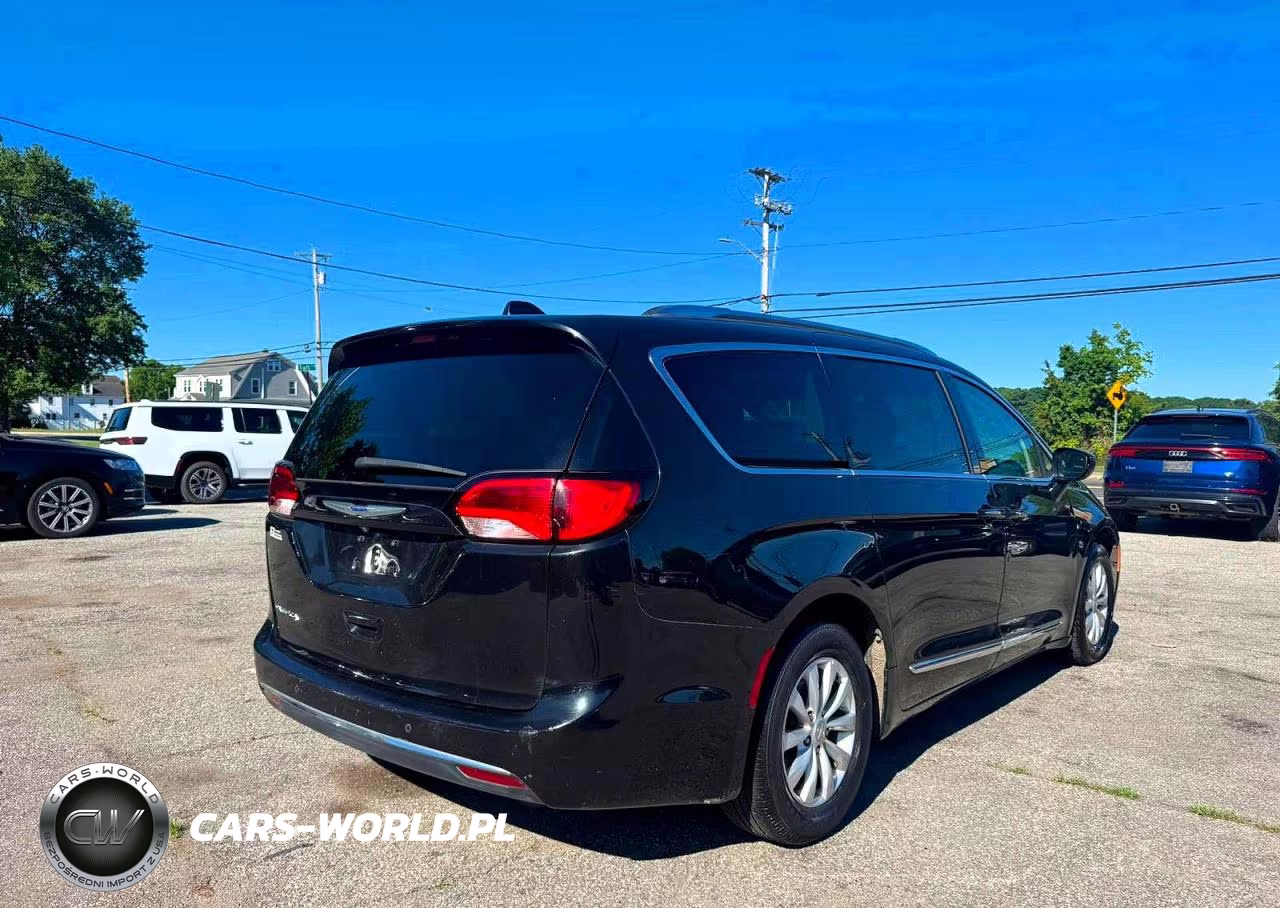 2019 Chrysler Pacifica Touring L VIN:2C4RC1BG0KR555280 - 4