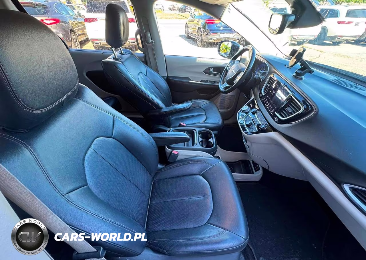 2019 Chrysler Pacifica Touring L VIN:2C4RC1BG0KR555280 - 5