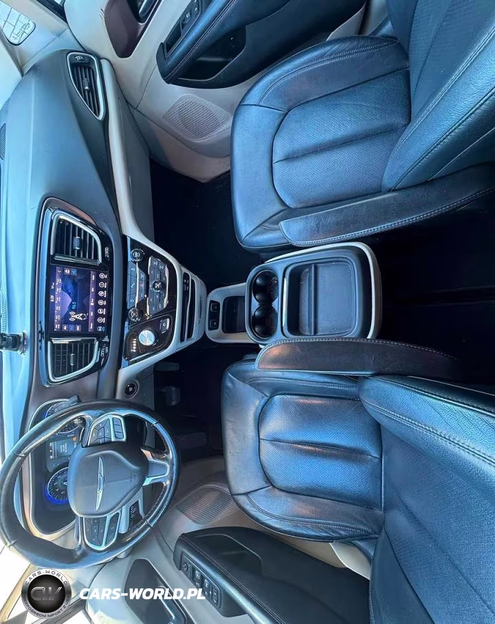 2019 Chrysler Pacifica Touring L VIN:2C4RC1BG0KR555280 - 9