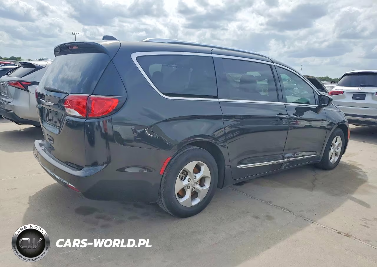 2017 Chrysler Pacifica Touring L Plus VIN:2C4RC1EG9HR837602 - 3