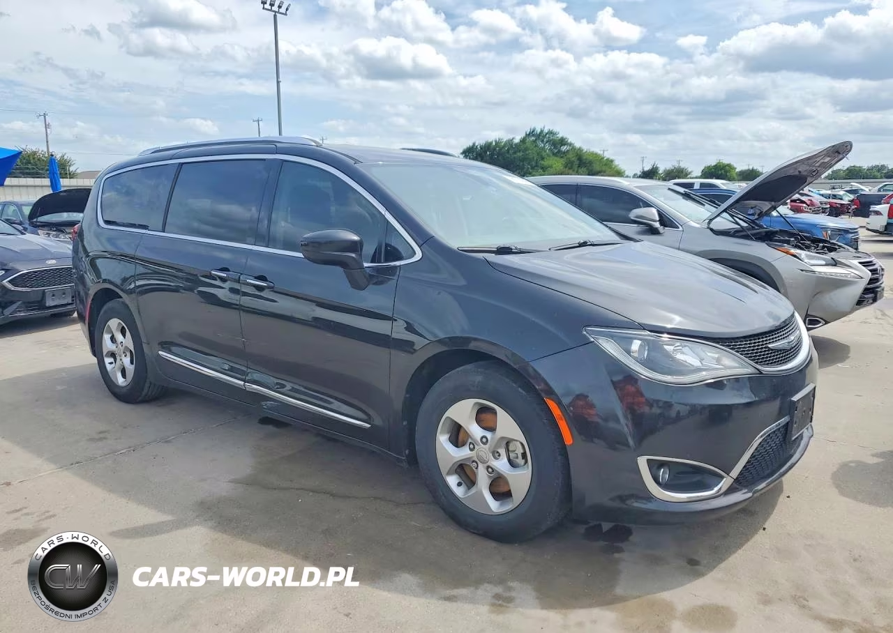 2017 Chrysler Pacifica Touring L Plus VIN:2C4RC1EG9HR837602 - 4