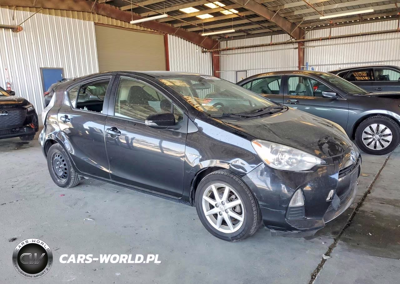 2014 Toyota Prius C Two VIN:JTDKDTB31E1060165 - 4