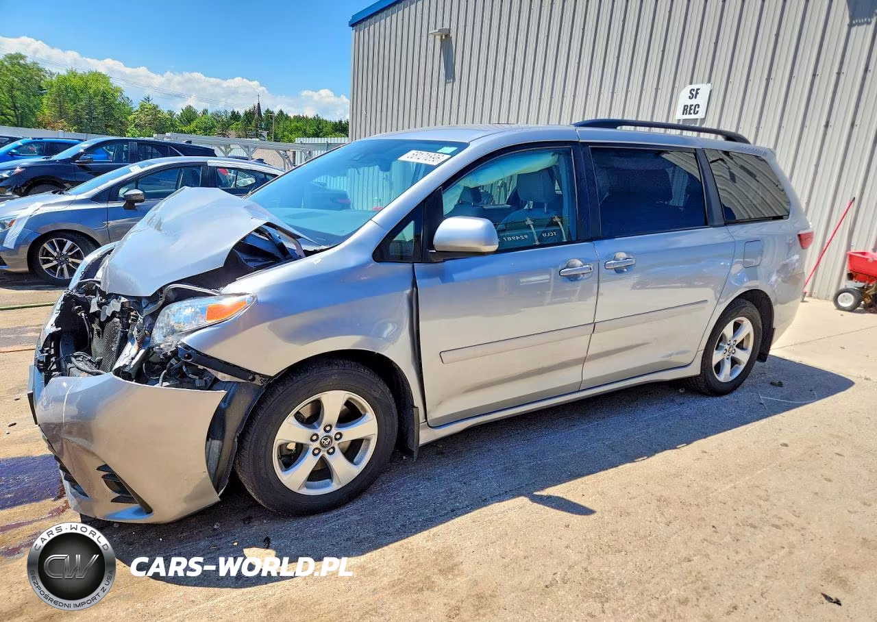 2018 Toyota Sienna Le – zdjęcie 1 z 13