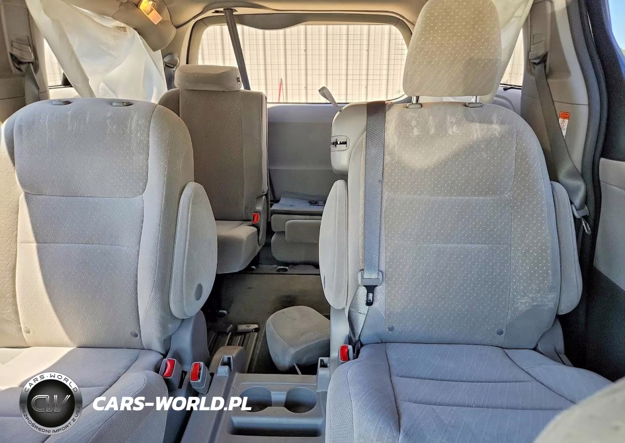 2018 Toyota Sienna Le VIN:5TDKZ3DC3JS914116 - 10