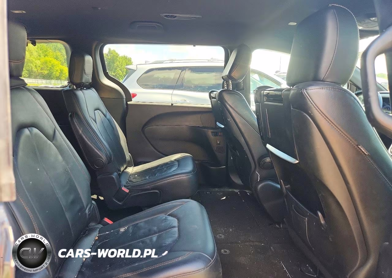 2018 Chrysler Pacifica Touring L Plus VIN:2C4RC1EG3JR228981 - 11