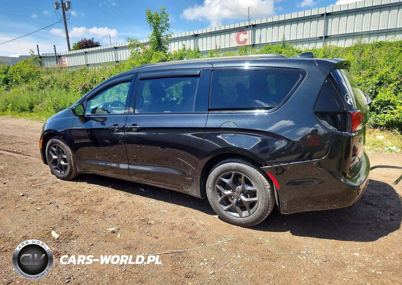 2018 Chrysler Pacifica Touring L Plus VIN:2C4RC1EG3JR228981 - 2