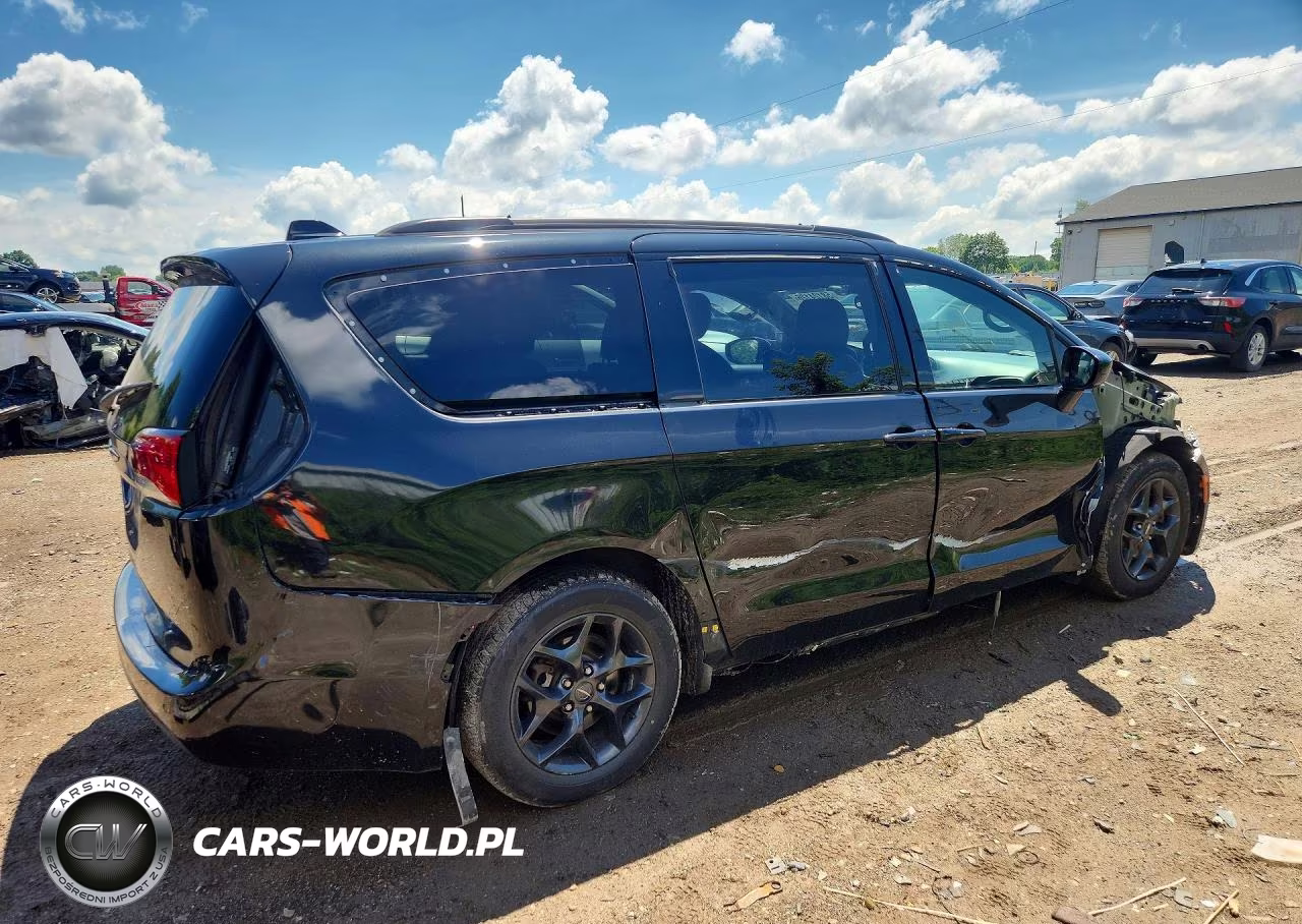 2018 Chrysler Pacifica Touring L Plus VIN:2C4RC1EG3JR228981 - 3