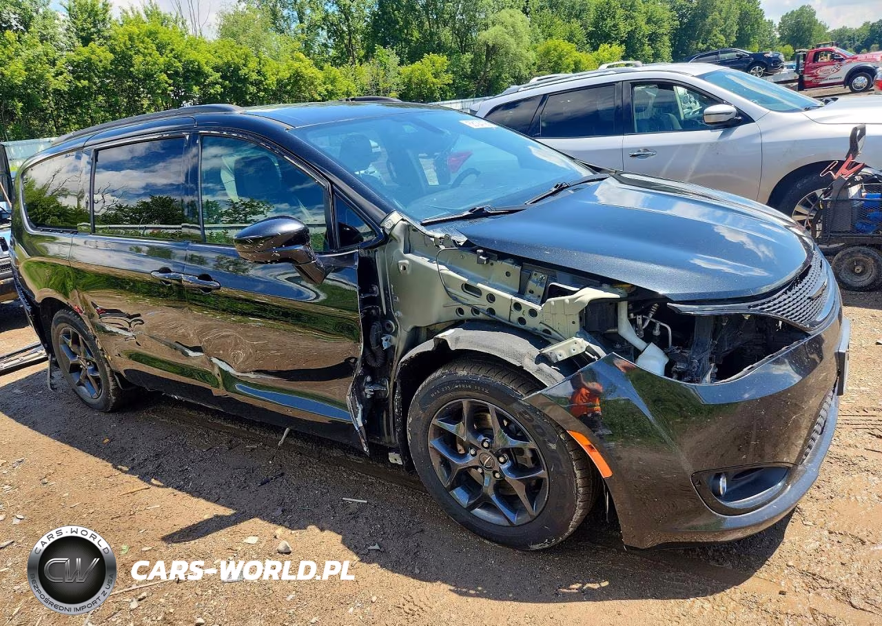 2018 Chrysler Pacifica Touring L Plus VIN:2C4RC1EG3JR228981 - 4