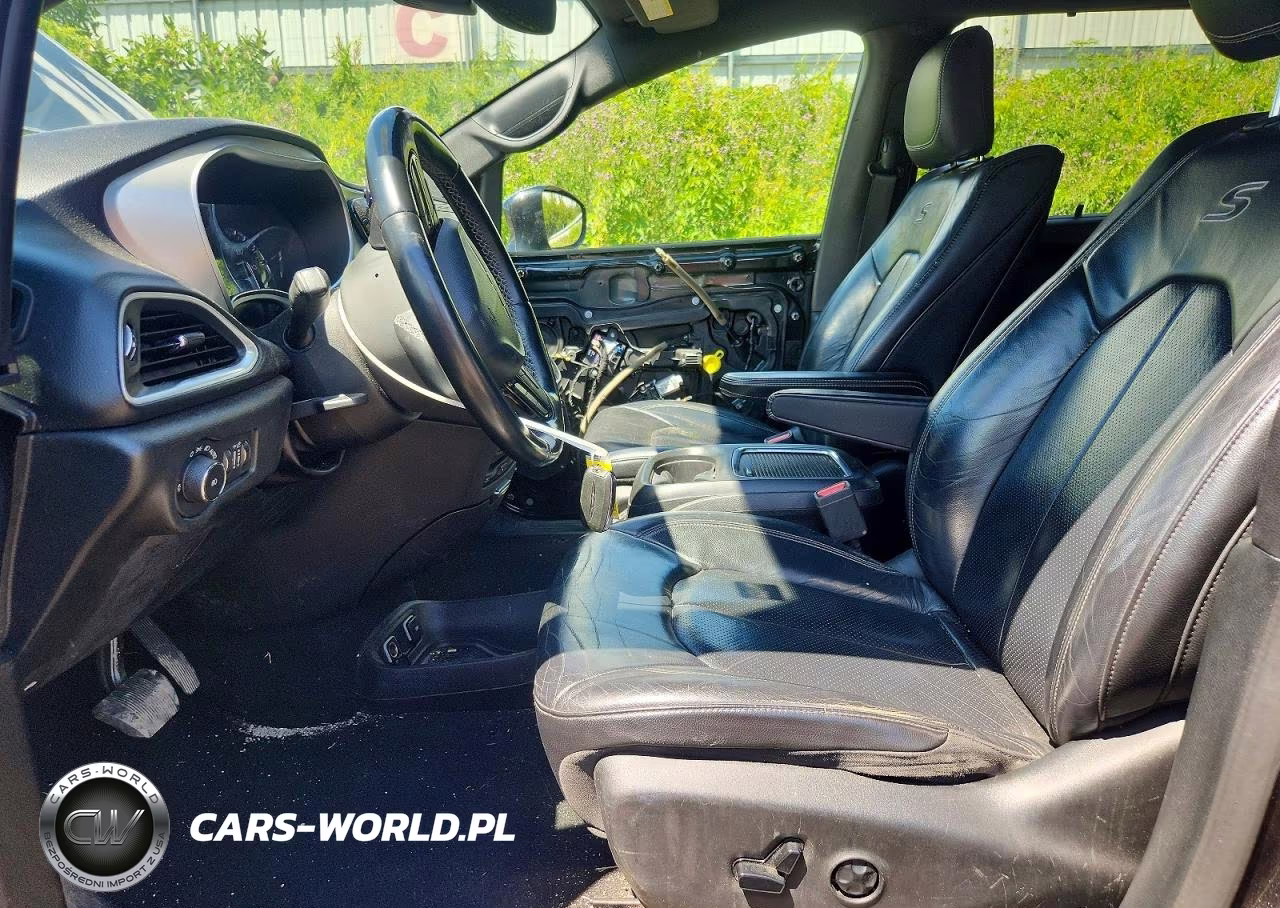 2018 Chrysler Pacifica Touring L Plus VIN:2C4RC1EG3JR228981 - 7