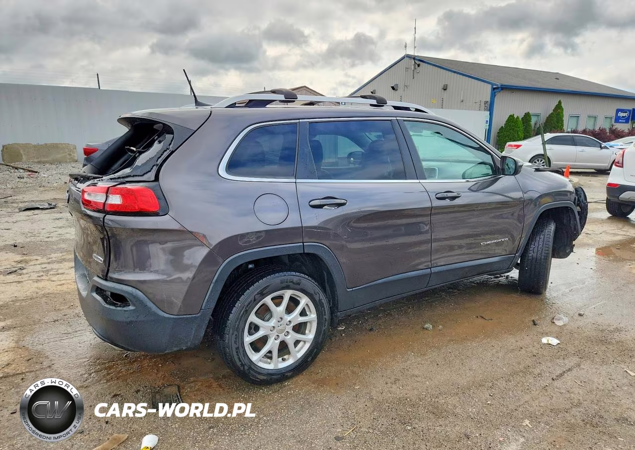 2018 Jeep Cherokee Latitude Plus VIN:1C4PJLLX9JD556646 - 3