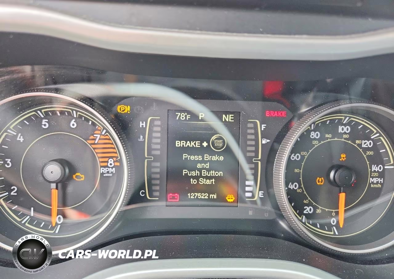 2018 Jeep Cherokee Latitude Plus VIN:1C4PJLLX9JD556646 - 9