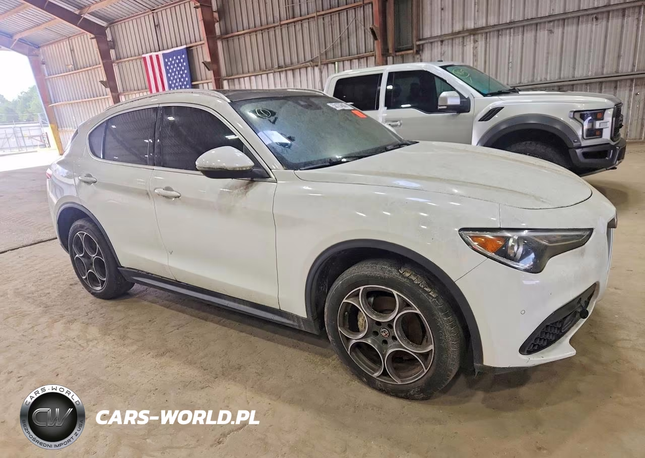 2018 Alfa Romeo Stelvio VIN:ZASFAKANXJ7B73781 - 4