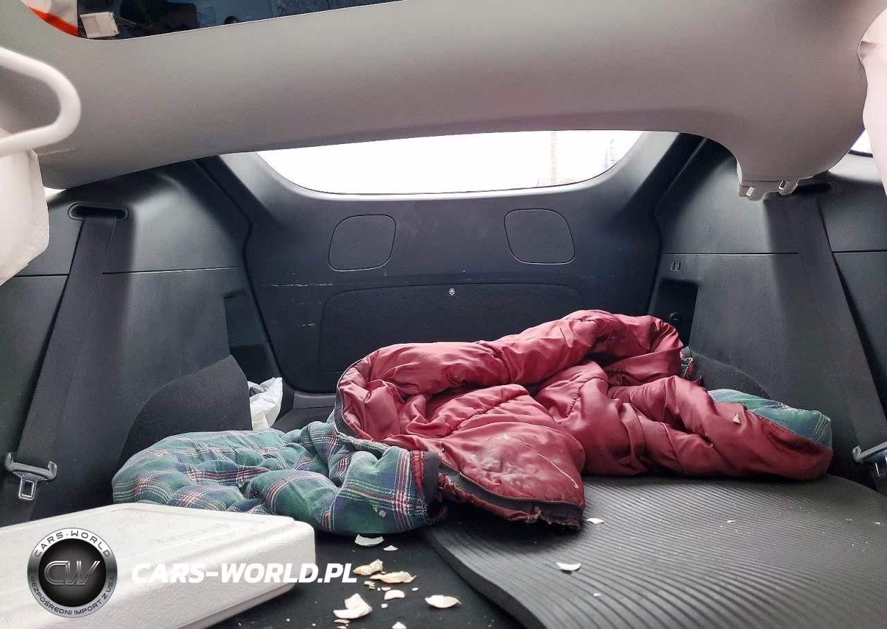 2020 Tesla Model Y VIN:5YJYGDEE6LF058131 - 10