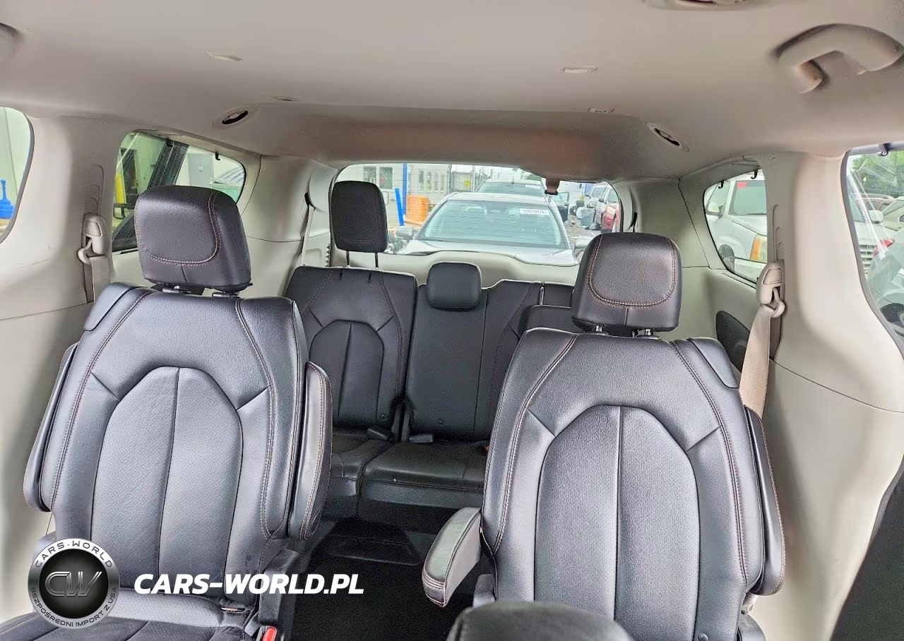 2018 Chrysler Pacifica Touring L Plus VIN:2C4RC1EGXJR291821 - 10