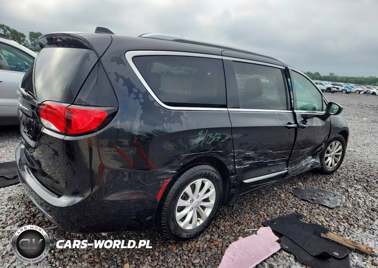2018 Chrysler Pacifica Touring L Plus VIN:2C4RC1EGXJR291821 - 3