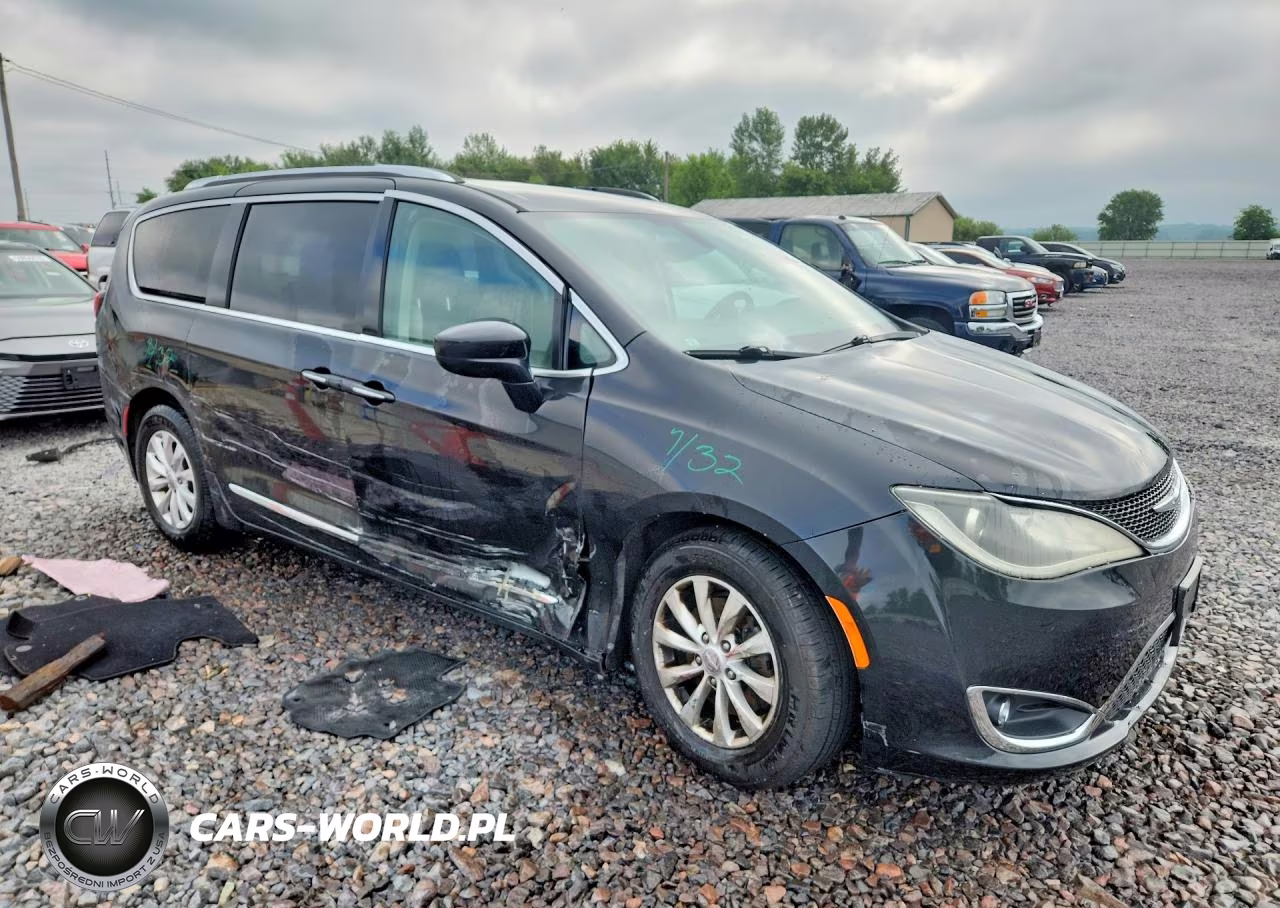 2018 Chrysler Pacifica Touring L Plus VIN:2C4RC1EGXJR291821 - 4
