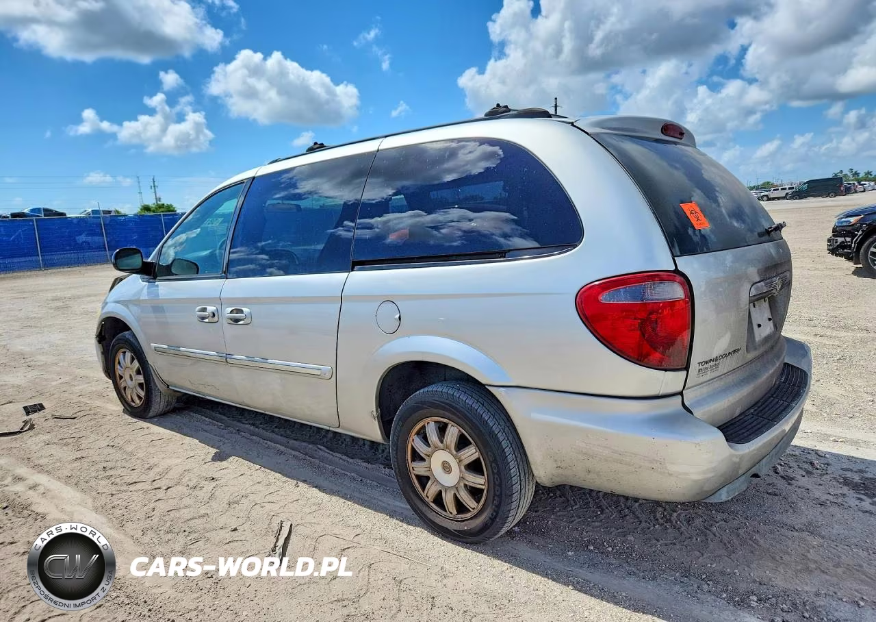 2005 Chrysler Town & Country Touring VIN:2C8GP54L15R460579 - 2