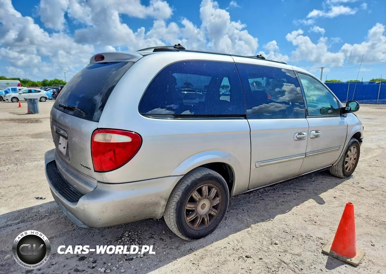 2005 Chrysler Town & Country Touring VIN:2C8GP54L15R460579 - 3