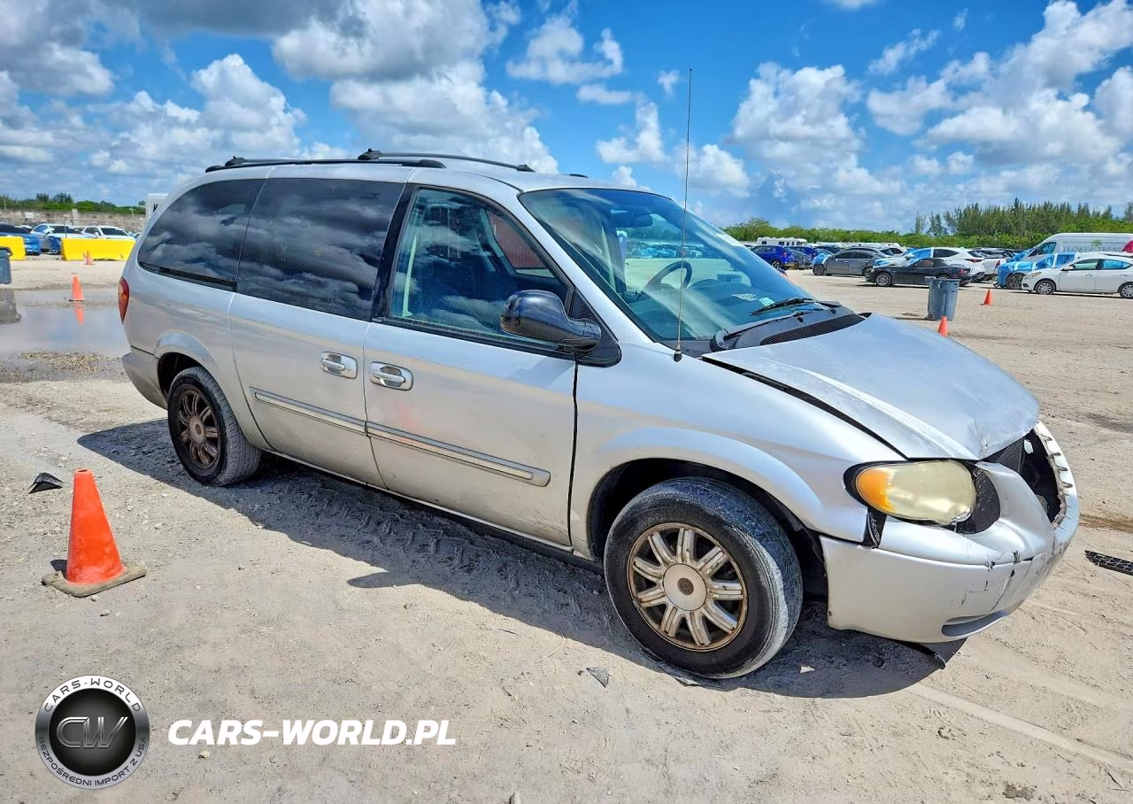 2005 Chrysler Town & Country Touring VIN:2C8GP54L15R460579 - 4