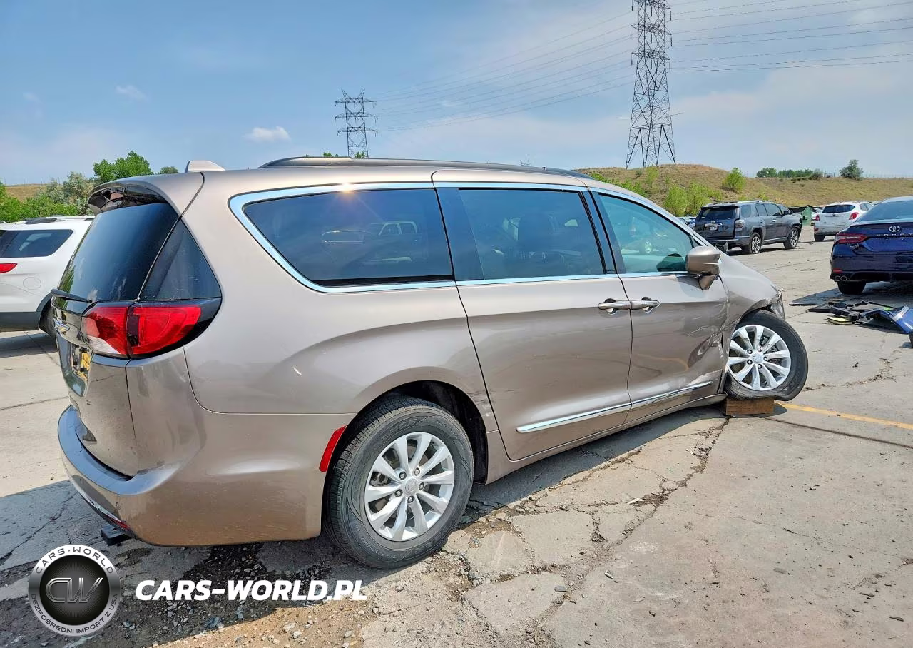 2017 Chrysler Pacifica Touring L VIN:2C4RC1BG4HR660042 - 3