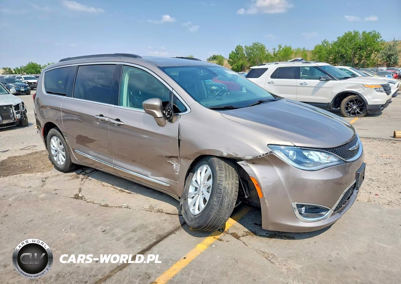 2017 Chrysler Pacifica Touring L VIN:2C4RC1BG4HR660042 - 4