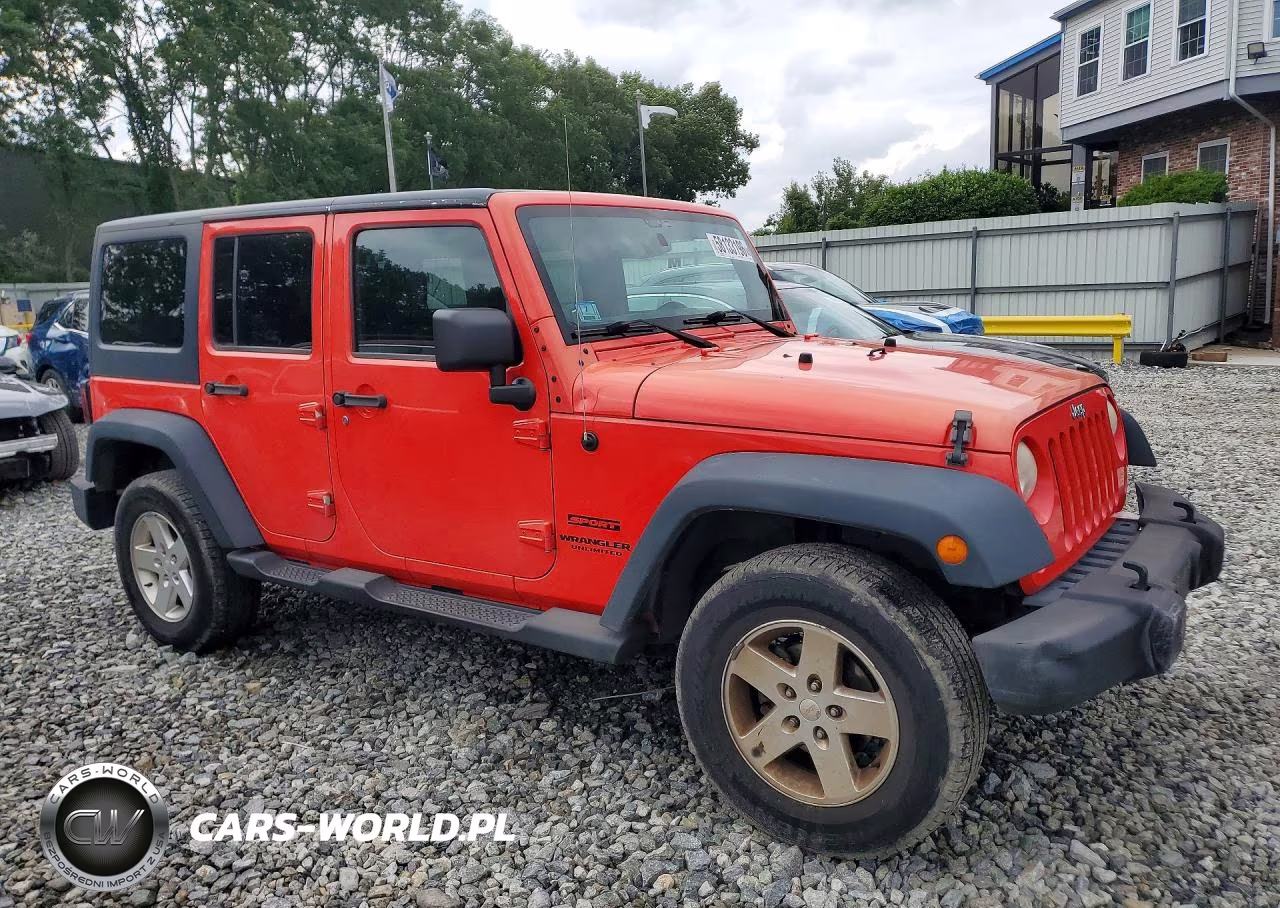 2013 Jeep Wrangler Unlimited Sport VIN:1C4BJWDG5DL582536 - 4