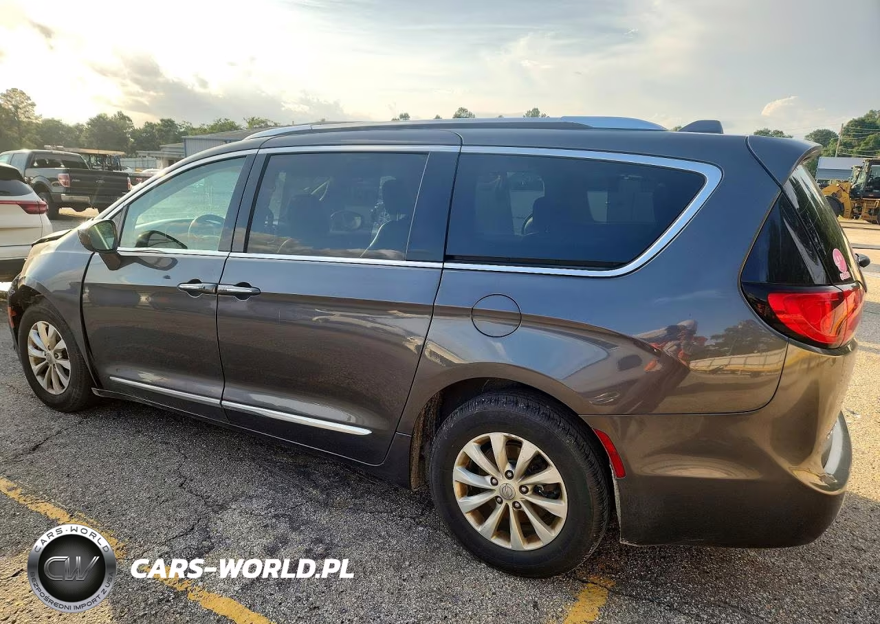 2019 Chrysler Pacifica Touring L VIN:2C4RC1BG3KR650867 - 2