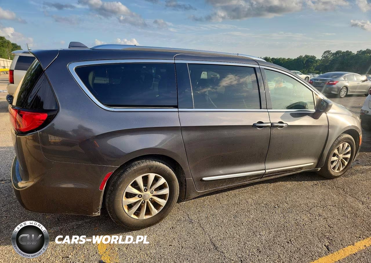 2019 Chrysler Pacifica Touring L VIN:2C4RC1BG3KR650867 - 3