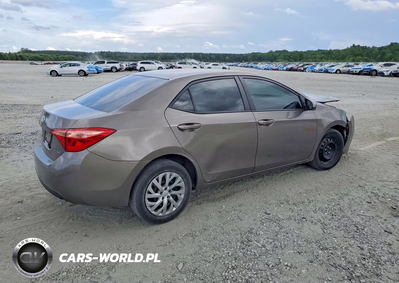 2018 Toyota Corolla Le VIN:2T1BURHE0JC112919 - 3