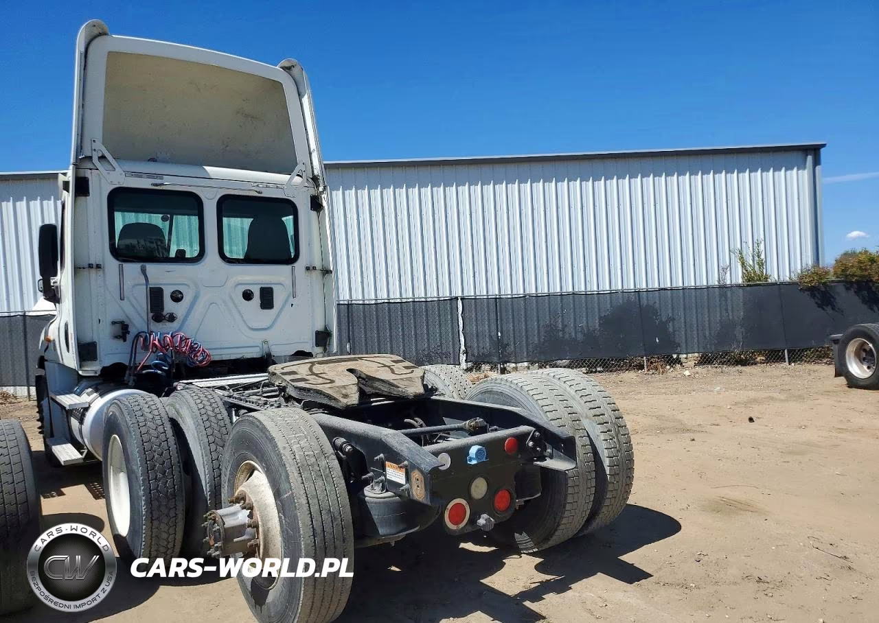 2013 Freightliner Cascadia 1 - Semi Truck VIN:1FUJGEDV4DSBV1125 - 3