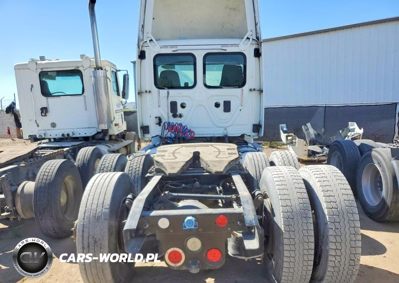 2013 Freightliner Cascadia 1 - Semi Truck VIN:1FUJGEDV4DSBV1125 - 9
