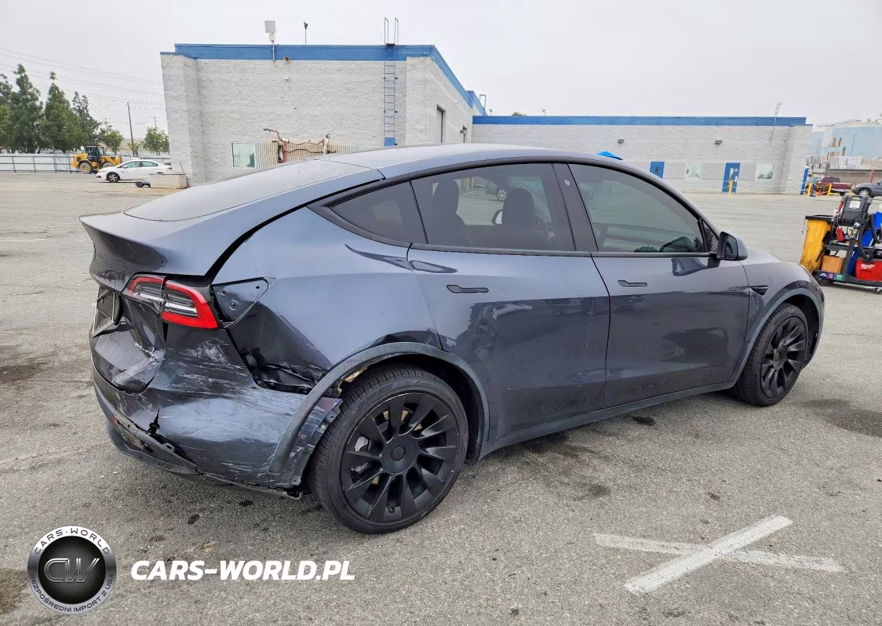 2020 Tesla Model Y VIN:5YJYGDEE3LF055008 - 3