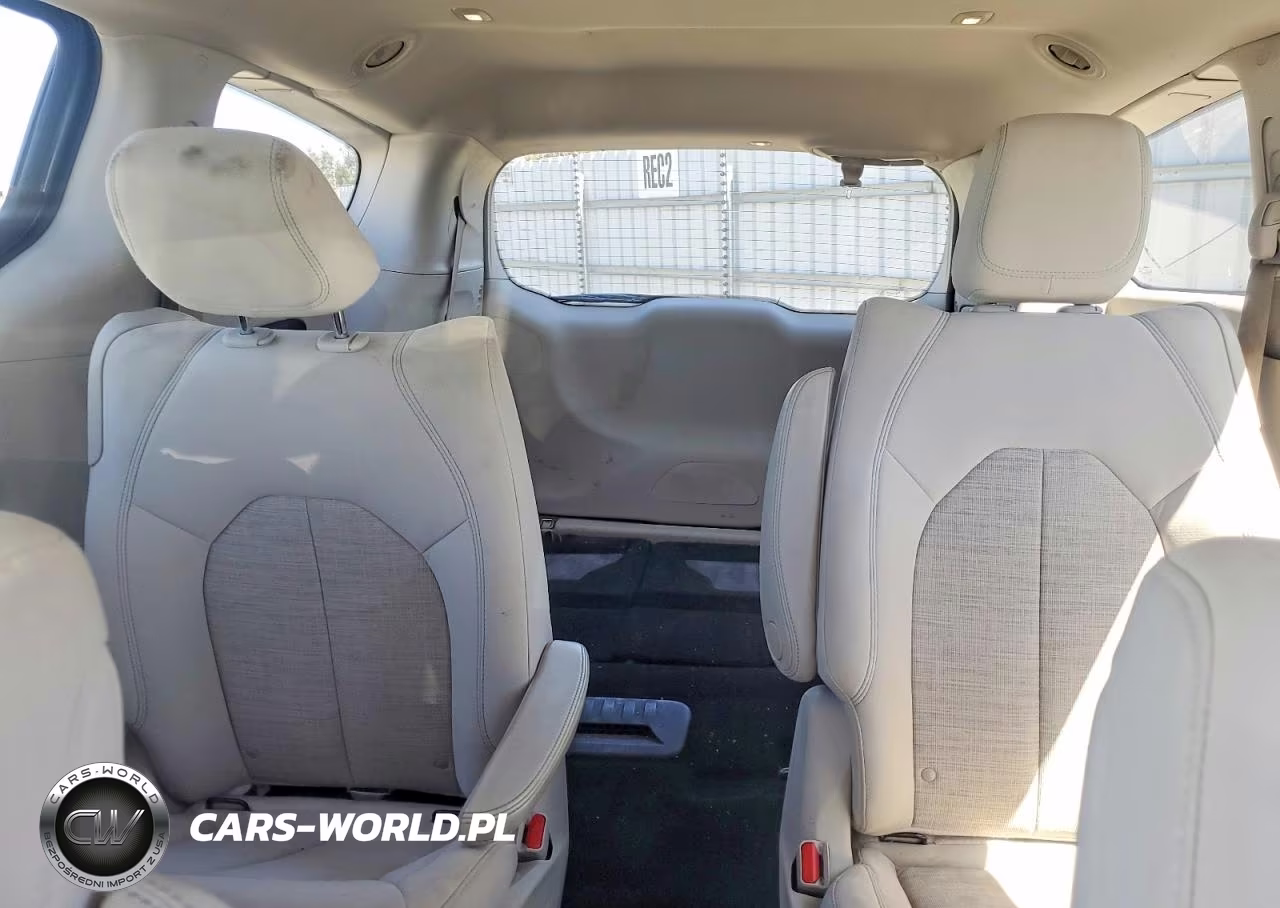 2018 Chrysler Pacifica Hybrid Touring Plus VIN:2C4RC1H70JR293587 - 10