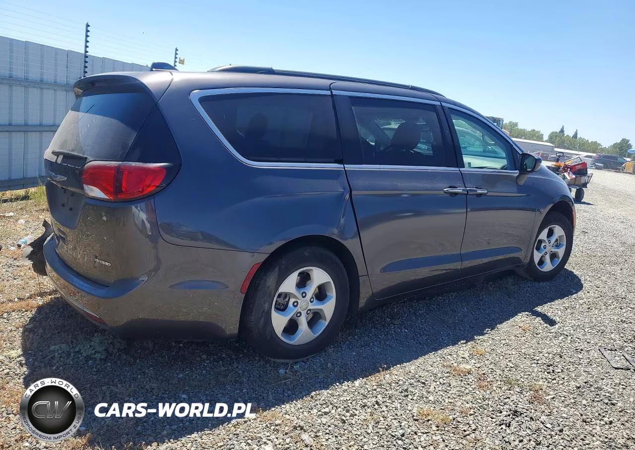 2018 Chrysler Pacifica Hybrid Touring Plus VIN:2C4RC1H70JR293587 - 3