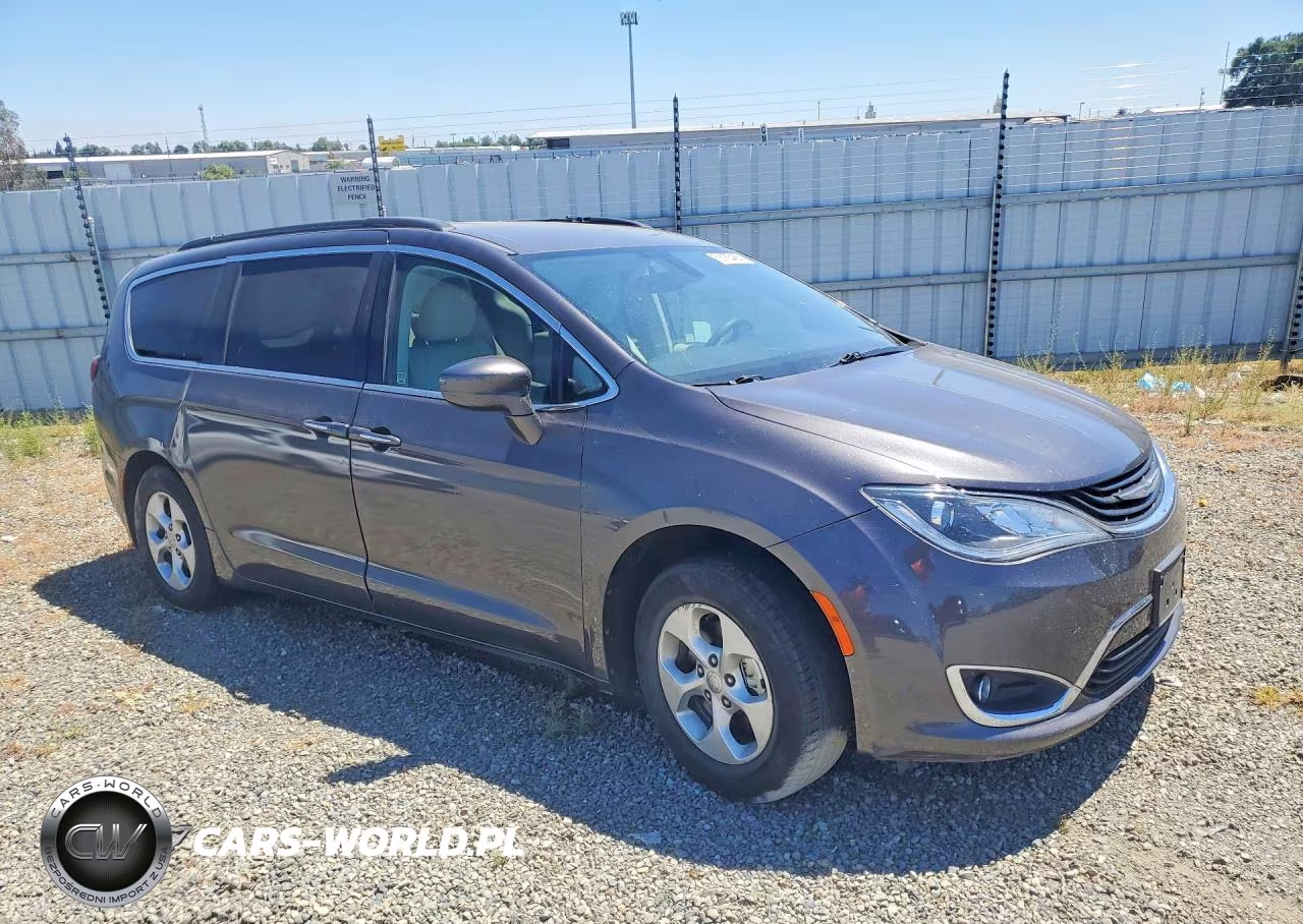 2018 Chrysler Pacifica Hybrid Touring Plus VIN:2C4RC1H70JR293587 - 4
