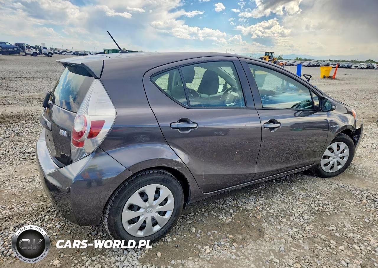 2014 Toyota Prius C Two VIN:JTDKDTB33E1060880 - 3